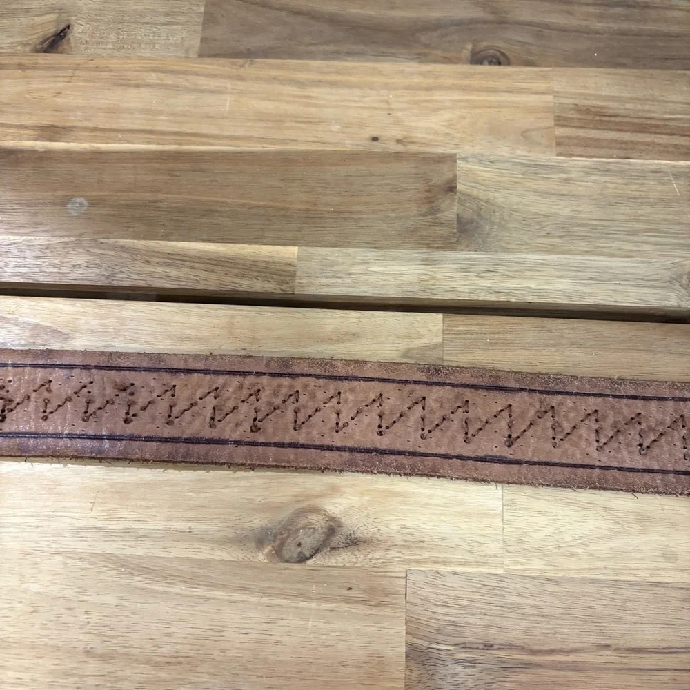 Vintage Fossil Full-Grain Leather Belt with Stitched Detailing and Brass Buckle